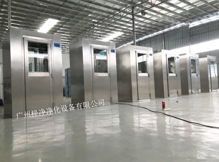 風(fēng)淋室又可起到氣閘的作用，阻止未凈化的空氣進(jìn)入潔凈區(qū)域。