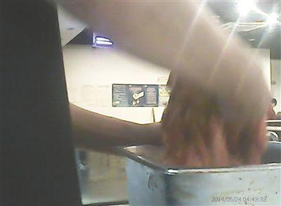 在開餐前，烤肉店一名員工正徒手攪拌肉片。
