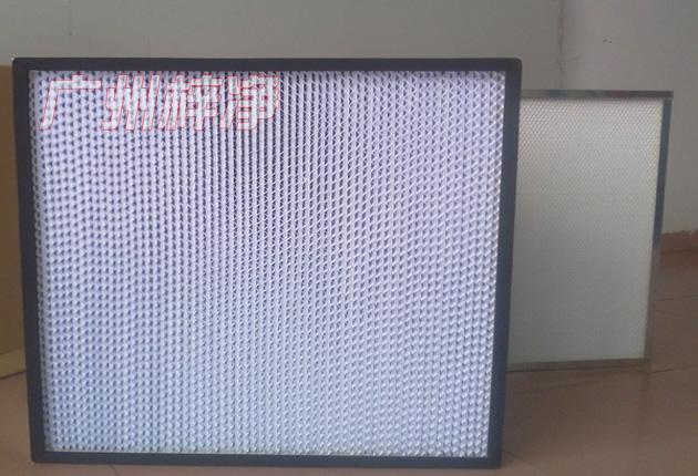 HS有隔板高效過(guò)濾器可廣泛用于光學(xué)電子、LCD液晶制造，生物醫(yī)藥、精密儀器、飲料食品，PCB印刷等行業(yè)無(wú)塵凈化車(chē)間的空調(diào)末端送風(fēng)處。